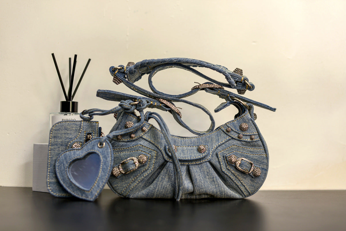 真皮包包女2022新款单肩轻奢月牙包质感法式腋下铆钉流苏褶斜挎