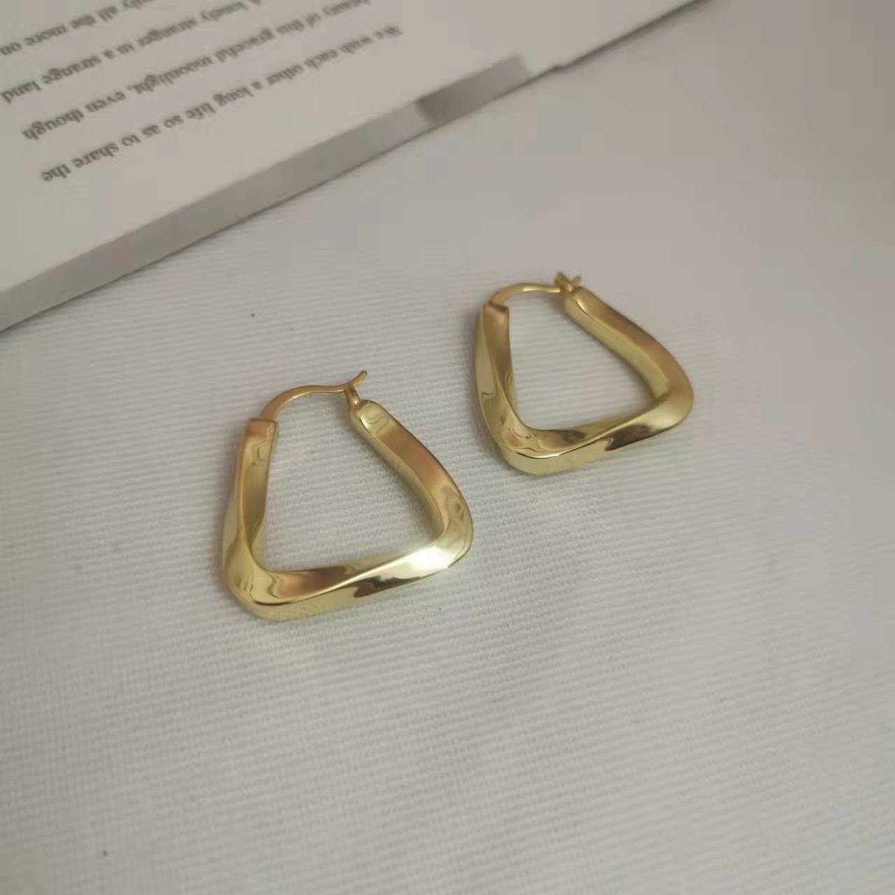 赛家新款耳环U形扭曲光面复古港风女时尚气质耳饰几何不规则耳圈