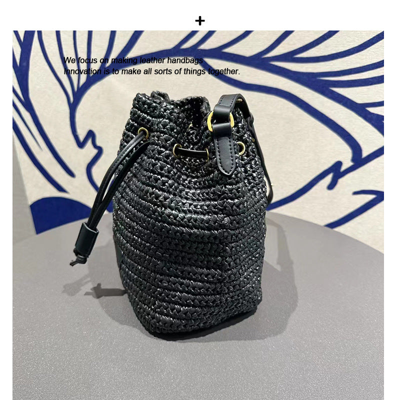 水桶包拉菲草配真皮单肩包时尚洋气夏季包包抽带斜挎包麻配皮潮流