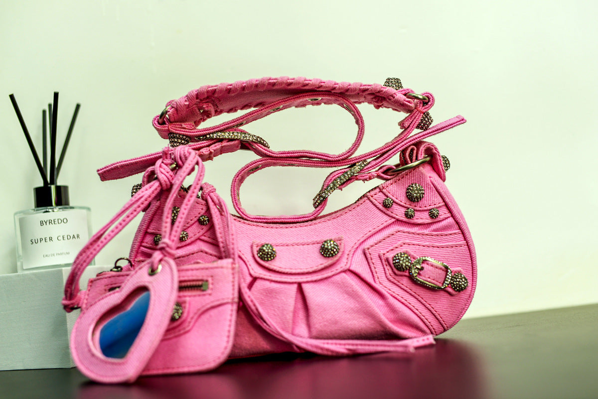 真皮包包女2022新款单肩轻奢月牙包质感法式腋下铆钉流苏褶斜挎