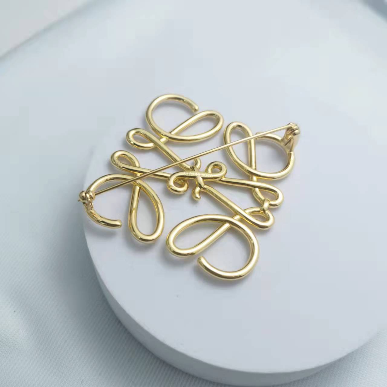 罗家21新款几何形镂空logo胸针女高级感气质欧美金色高档装饰别针