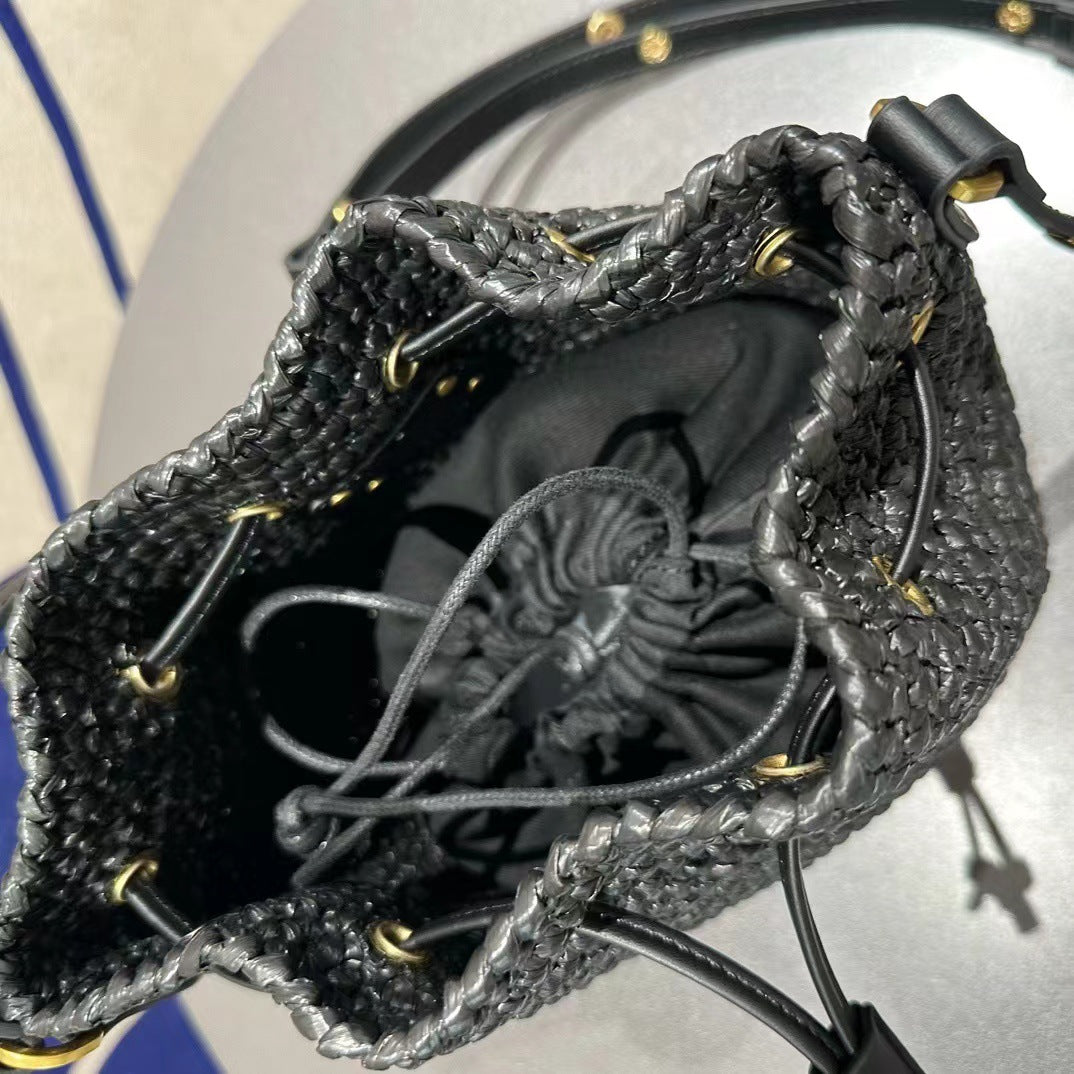 水桶包拉菲草配真皮单肩包时尚洋气夏季包包抽带斜挎包麻配皮潮流