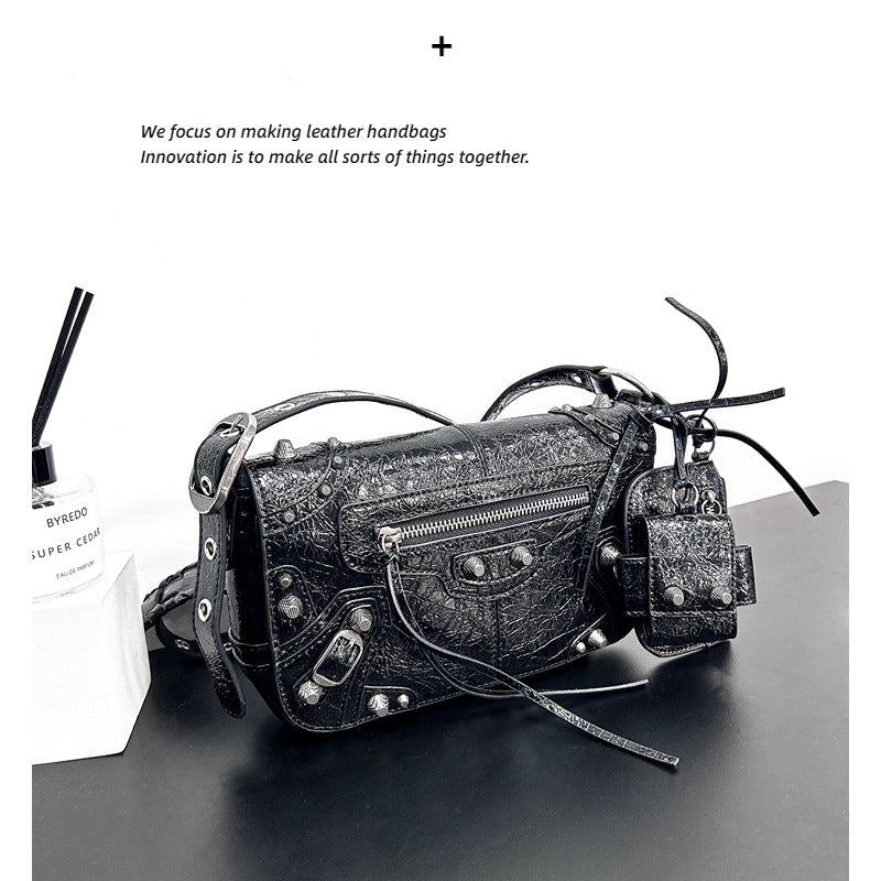 2023春季新款网红同款翻盖机车包复古铆钉休闲百搭相机包斜挎包包