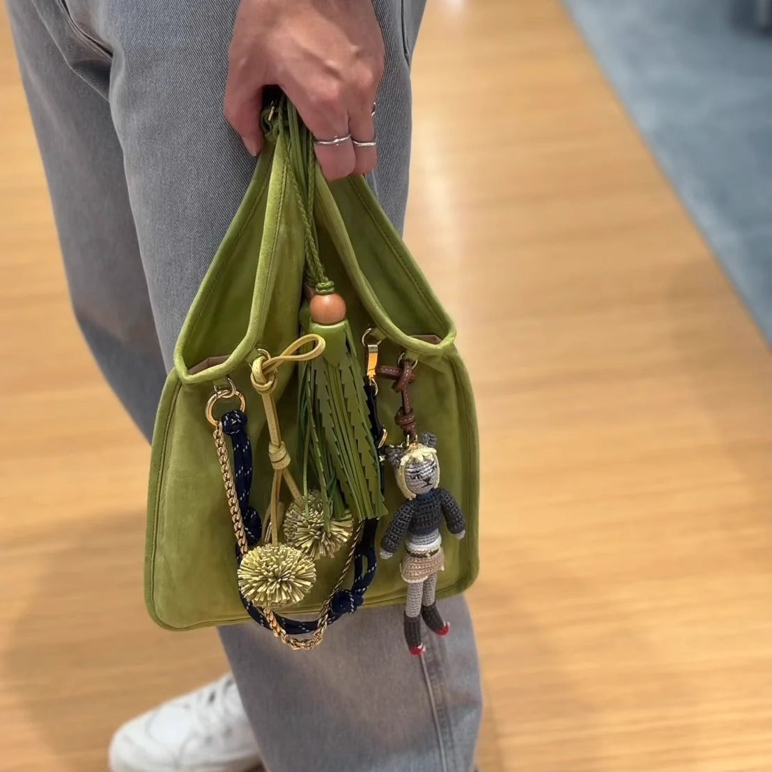 繆家2025新款麂皮流苏腋下包翻毛真皮复古手提包女玩偶挂件手拎包