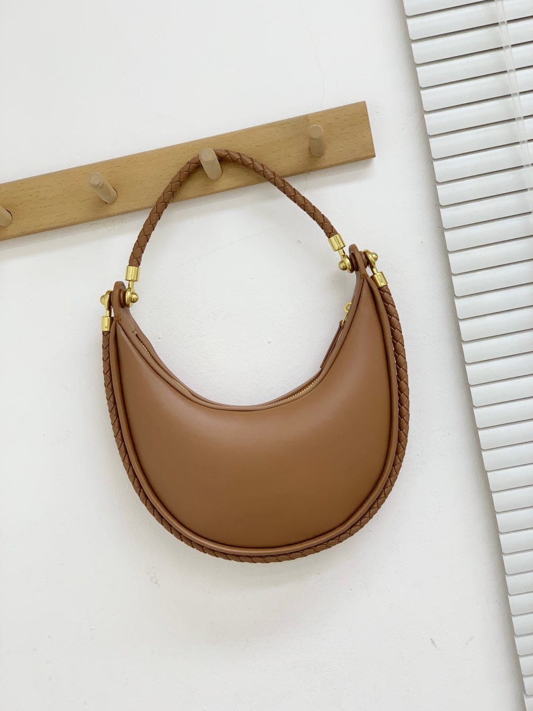 跨境爆款2025新款真皮编织手拎包时尚通勤新月包单肩斜挎半月包