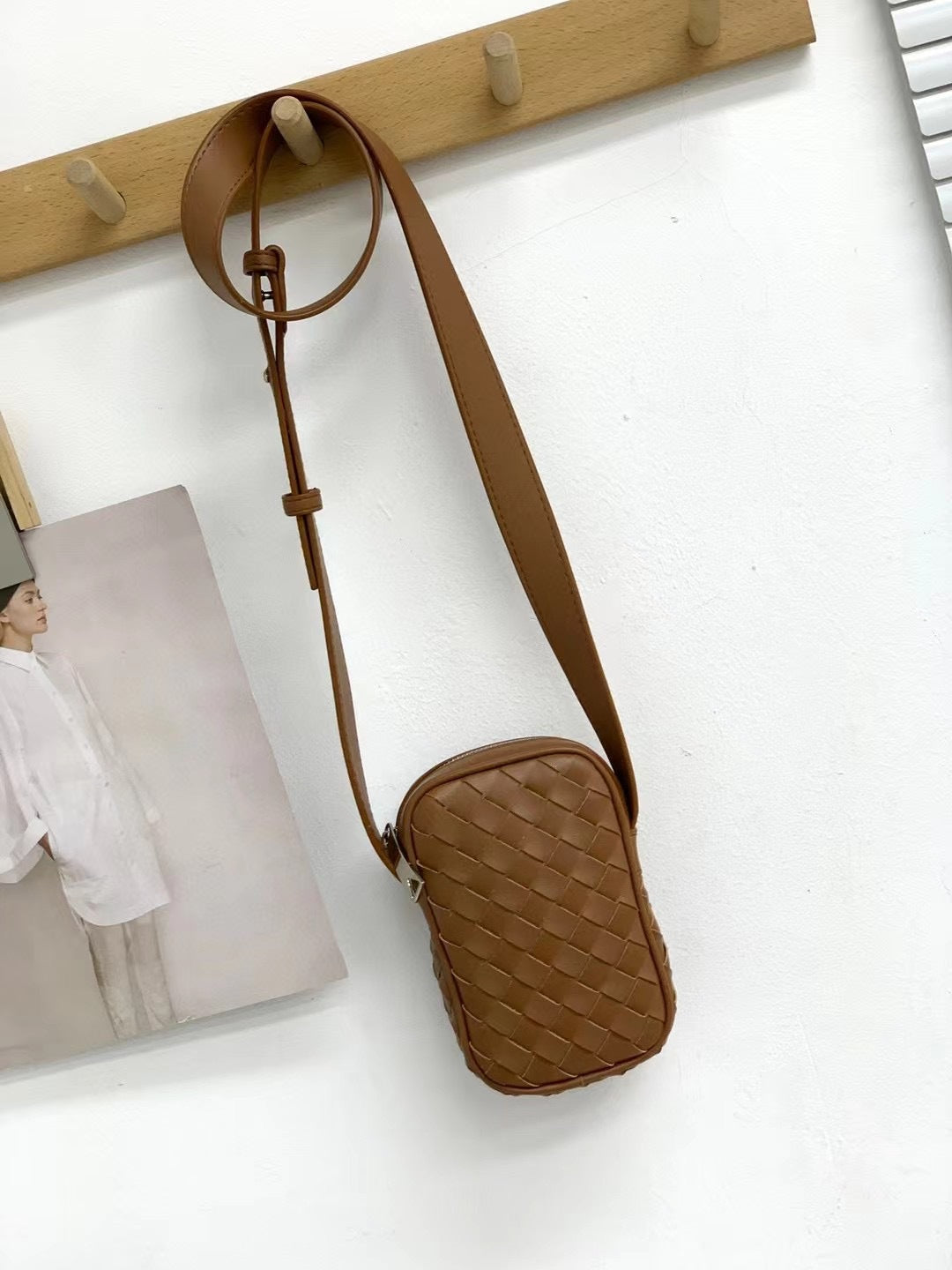 2024早春新款真皮编织包包女时尚高级感竖款手机包休闲迷你小挎包