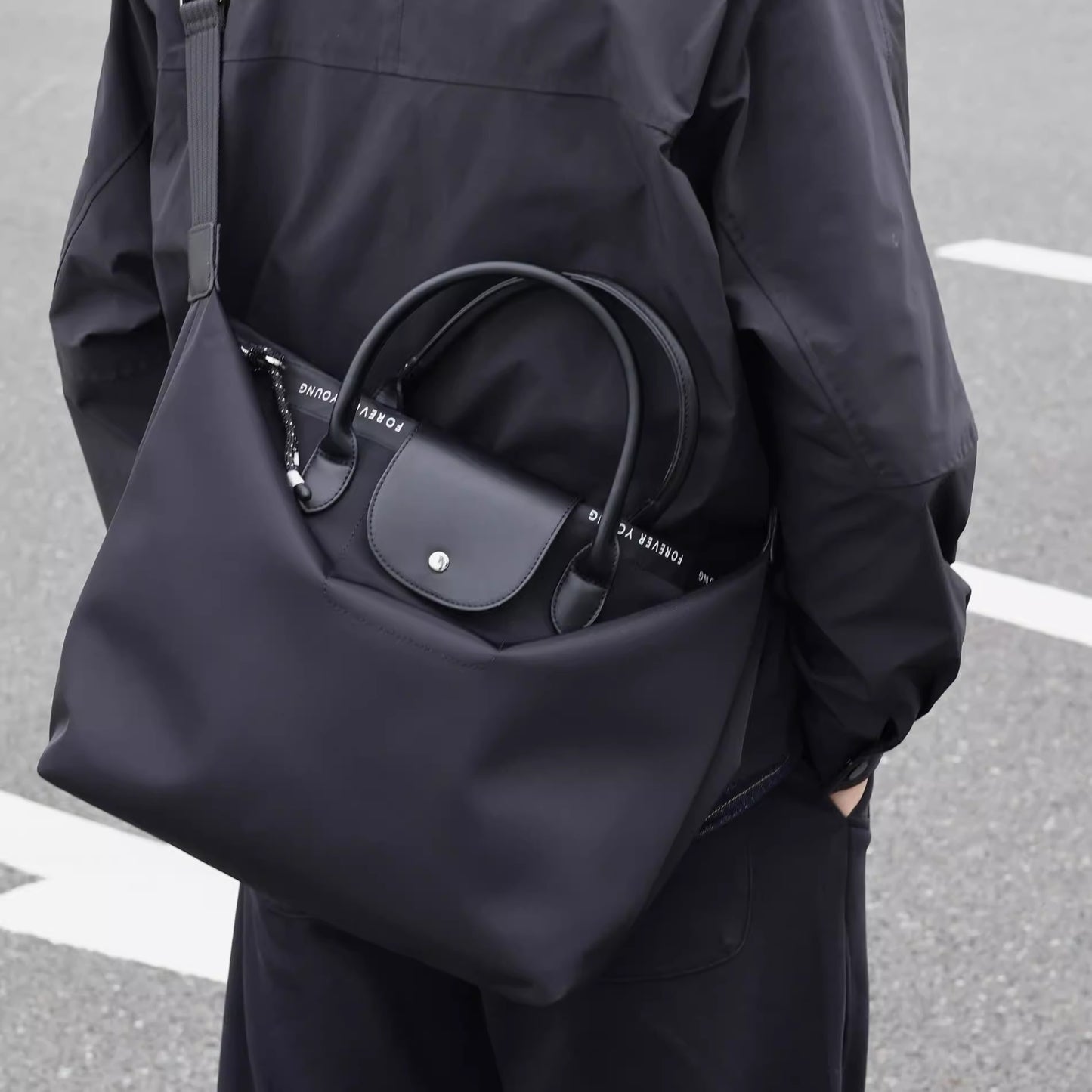 高级感斜挎饺子包黑色男女同款手提托特包百搭通勤休闲包无痕代发