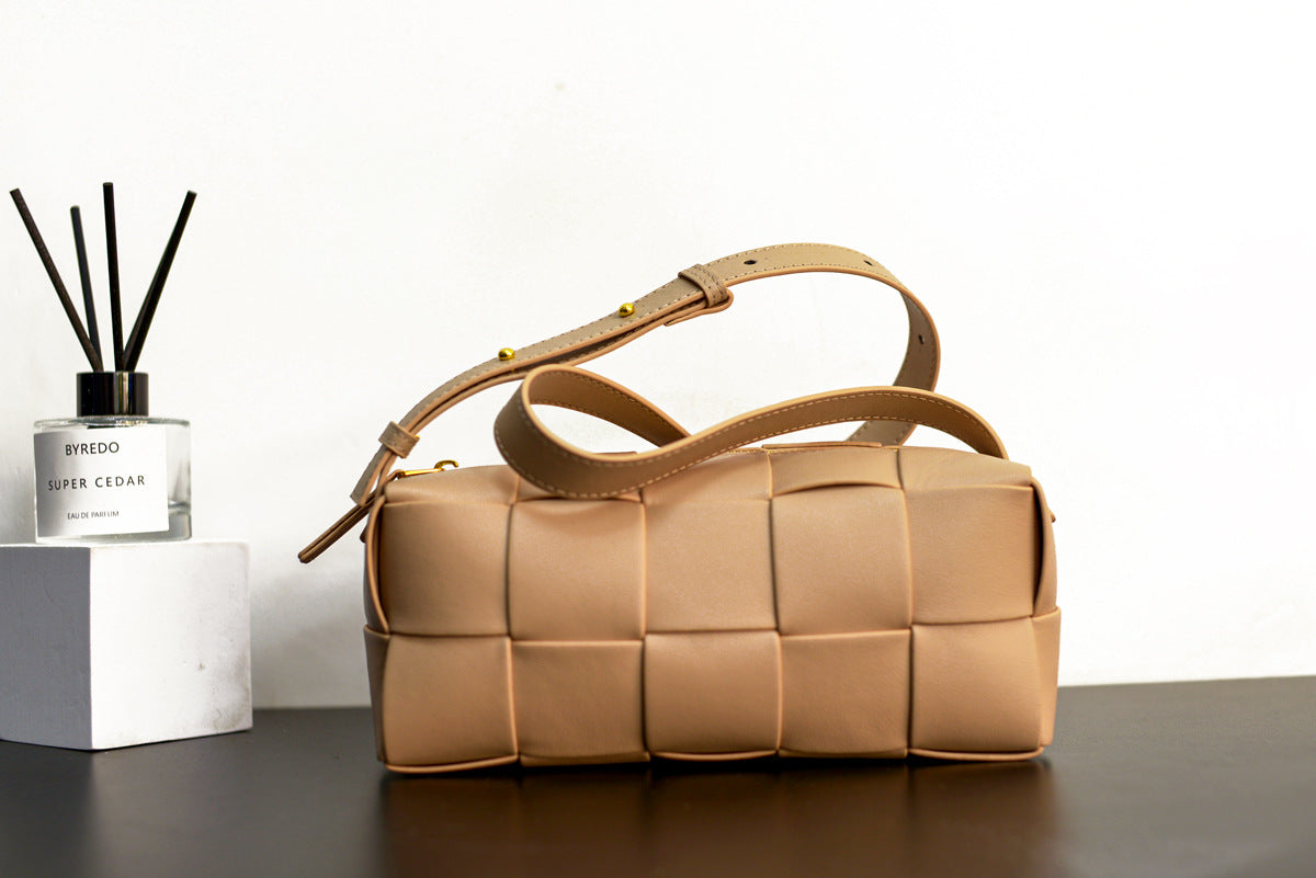 腰包真皮女包编织包包2022新款单肩斜挎胸包女简约时尚轻奢