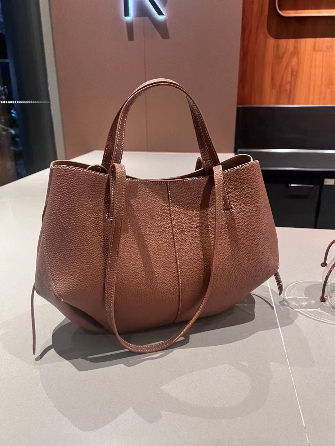 水桶包包女式2024新款斜挎包韩版时尚百搭简单软皮出门上班小拎包