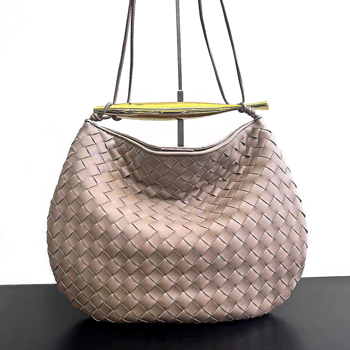 预售新款沙丁鱼编织包真皮时尚休闲高级感鲨鱼金属柄半月手提女包