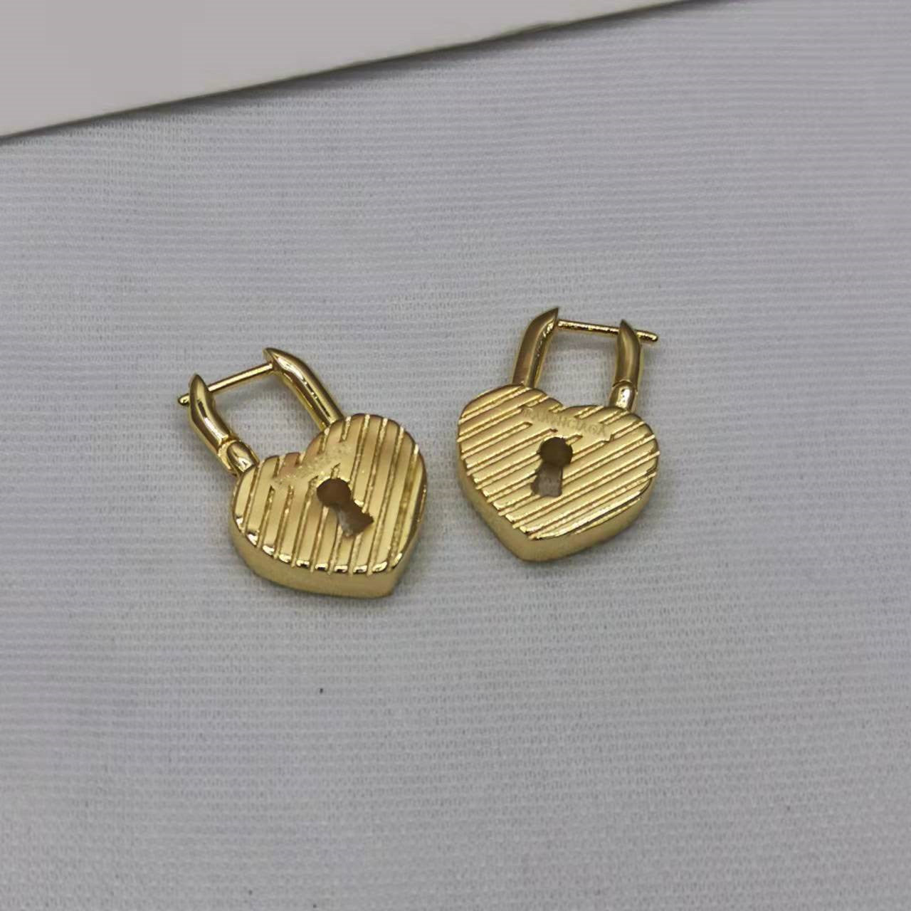 巴黎家21新款心锁耳环女高级感气质镀金几何形心形耳坠爱心耳钉