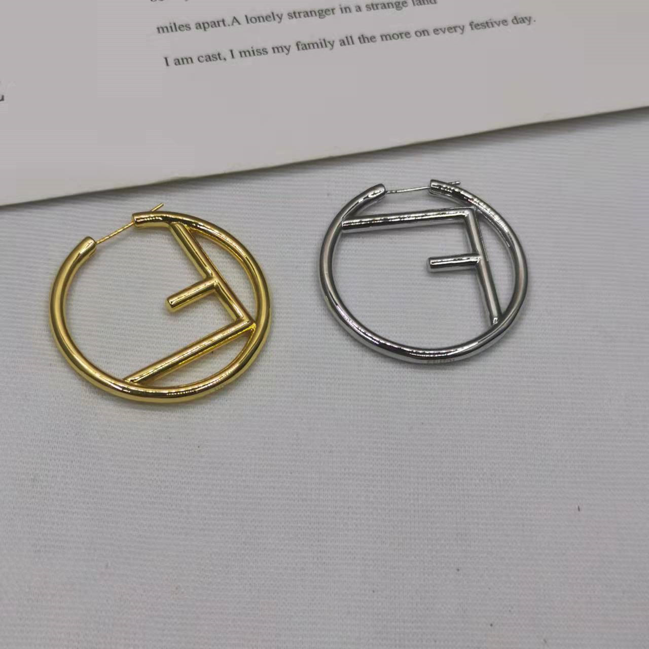 芬家21新款F字母圆圈耳环女高级感气质光面欧美风耳扣不对称耳圈