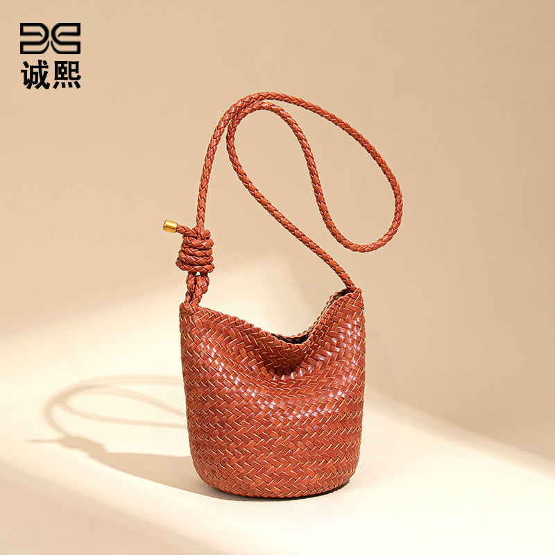新款复古手工编织包包女时尚潮流单肩斜跨包小众设计高级感水桶包