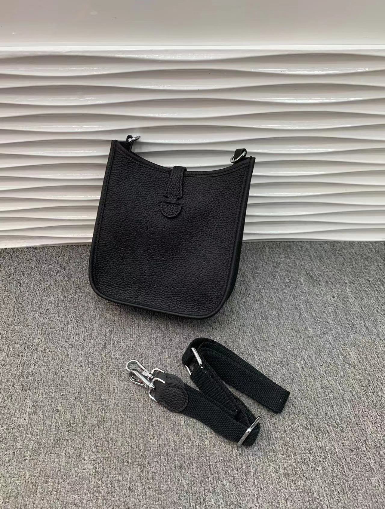 洋气小包包女2024新款字母镂空信封包潮韩版简约时尚单肩斜挎包包