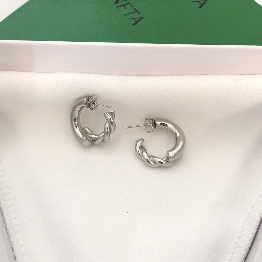 BV家新款几何形麻花扭绳耳钉女高级感简约INS风C形拼接耳环批发