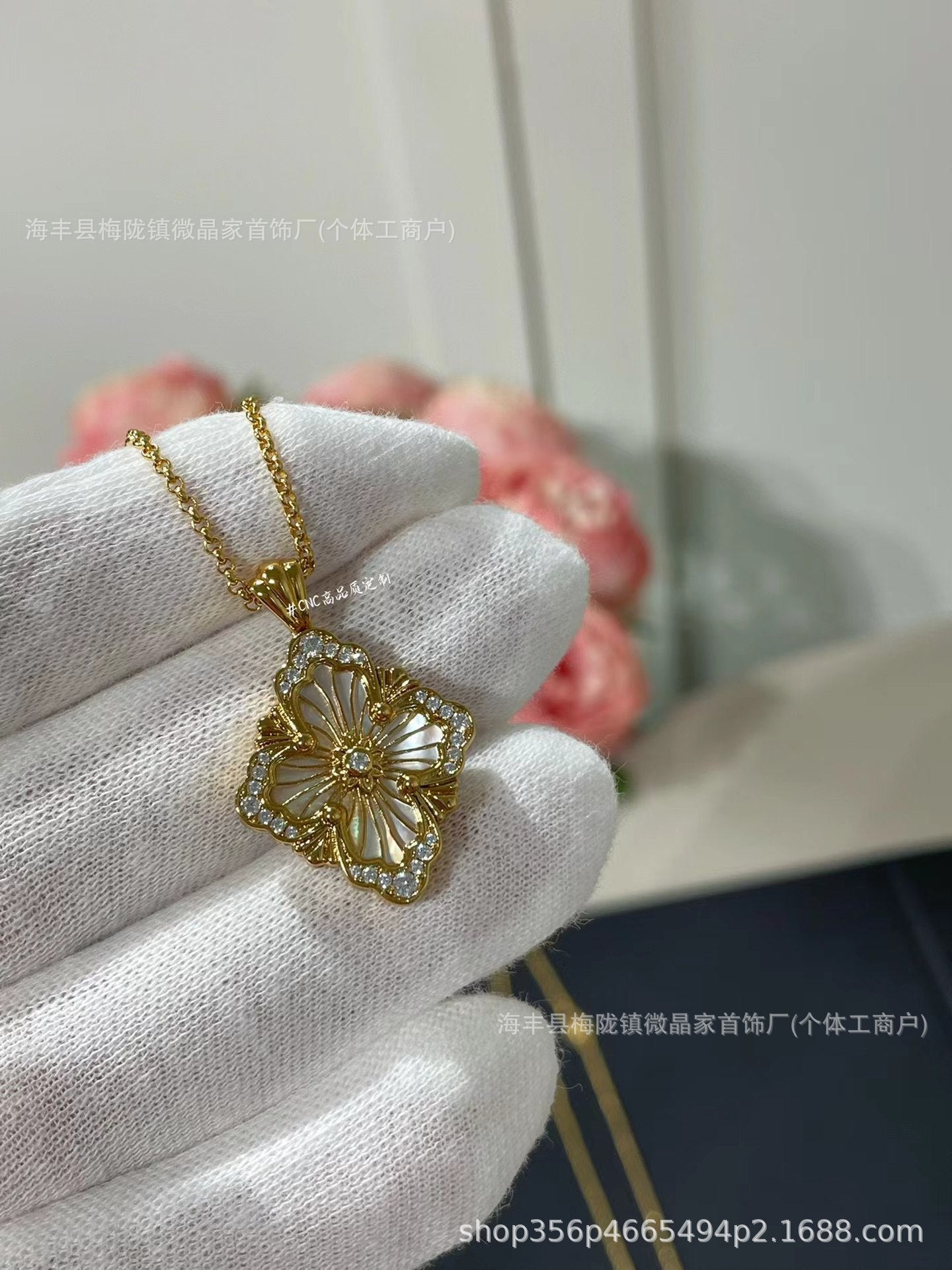 V金歌剧院四叶草项链高品质CNC天河蓝白贝母镶钻opera布契锁骨链