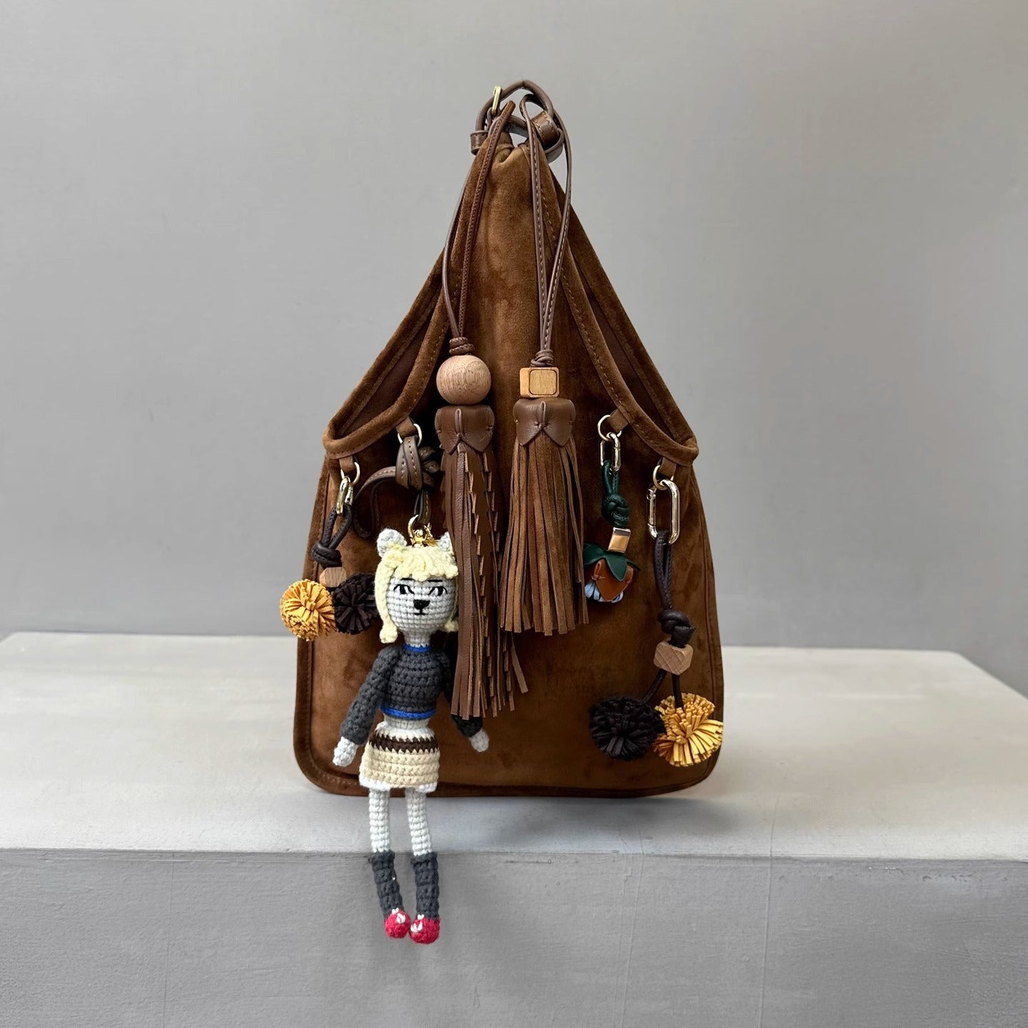 繆家2025新款麂皮流苏腋下包翻毛真皮复古手提包女玩偶挂件手拎包