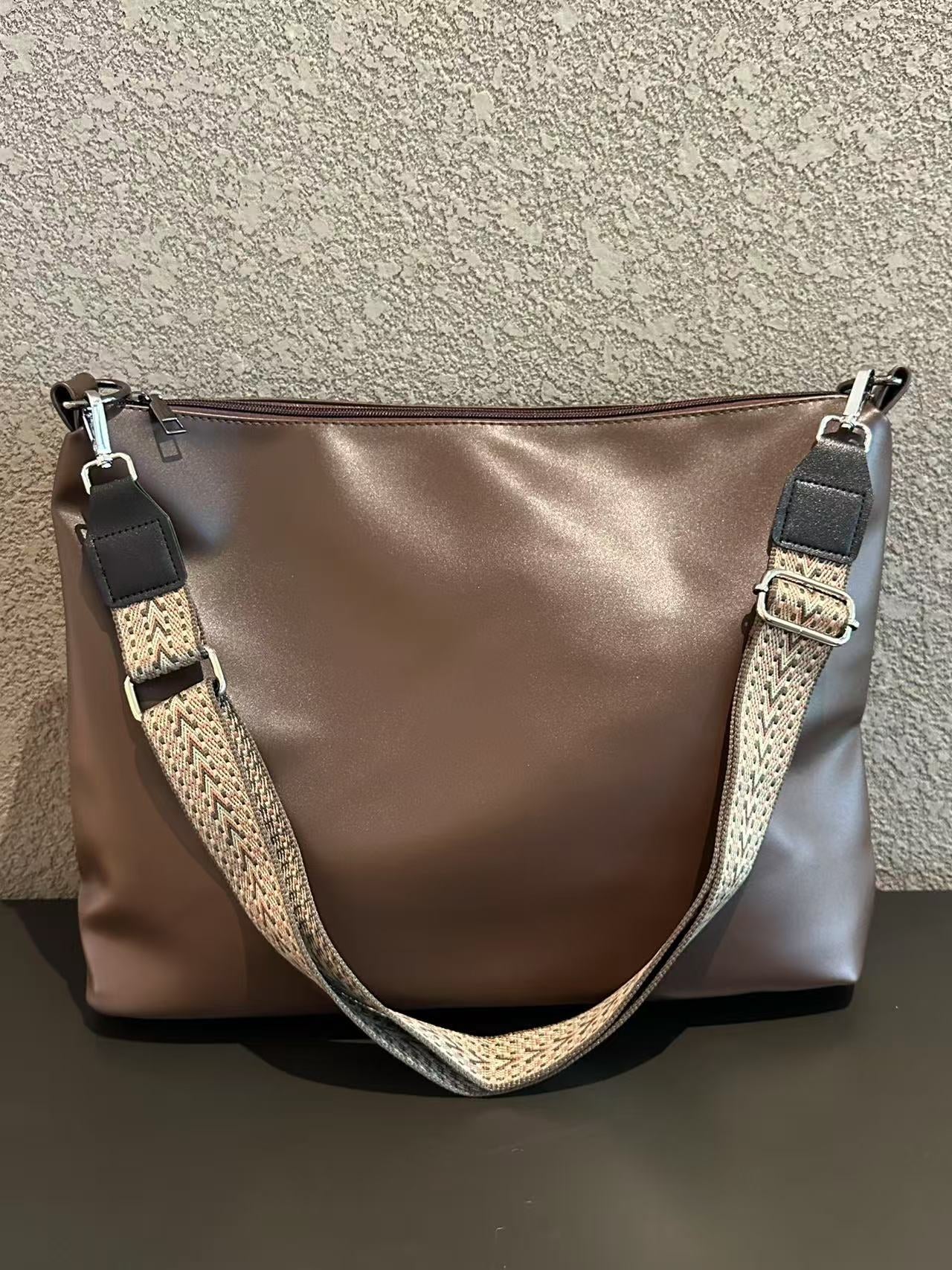 大容量托特包百搭黑色单肩斜挎包健身ins小众轻奢街头通勤电脑包