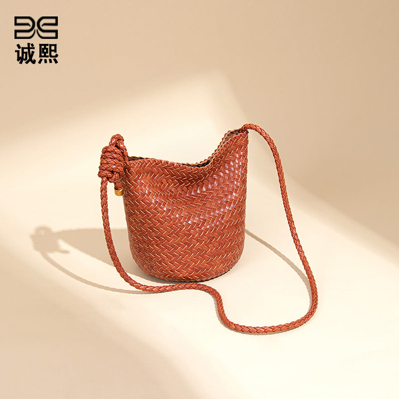 新款复古手工编织包包女时尚潮流单肩斜跨包小众设计高级感水桶包