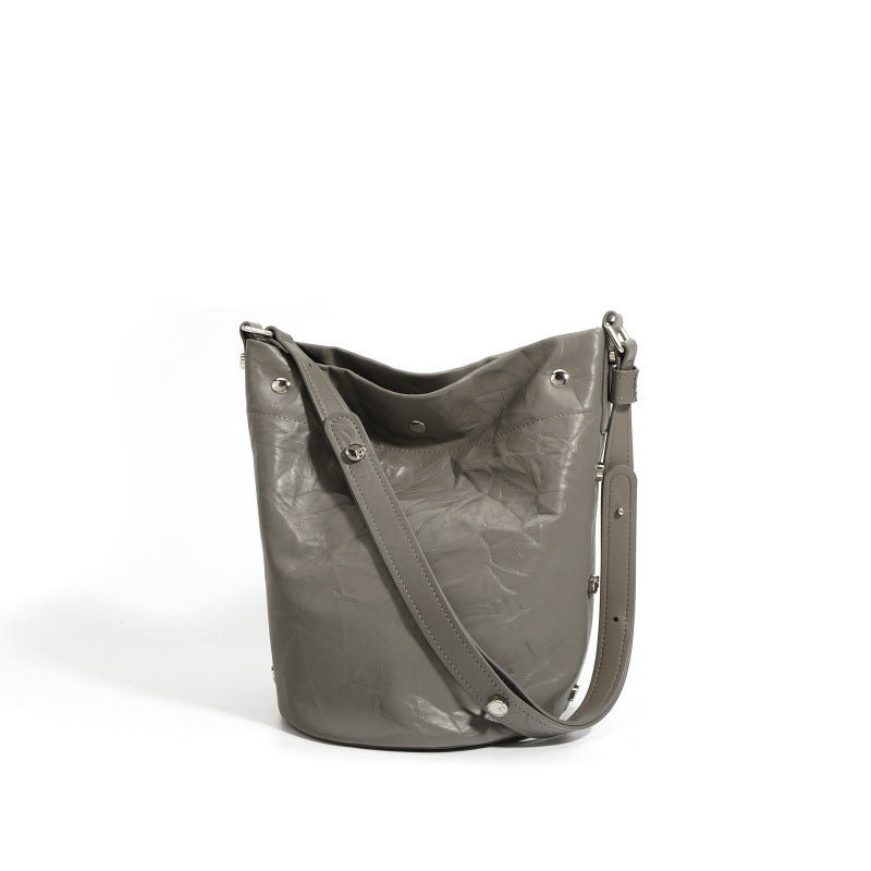 褶皱牛皮大容量水桶包通勤斜跨包单肩包潮流休闲复古真皮女包代发