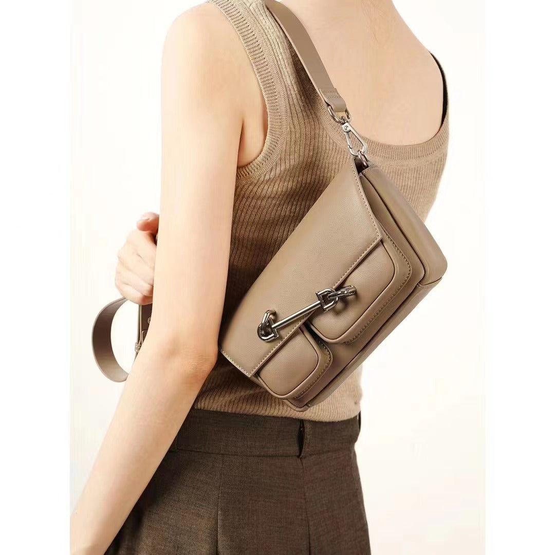 锁扣小众斜挎包 百搭头层牛皮宽肩带潮炸斜挎锁盒mini相机包 批发