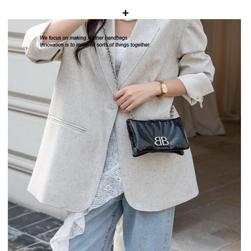 小众设计褶皱羽绒邮差包2025新款大容量甜酷女孩斜挎包单肩大包女