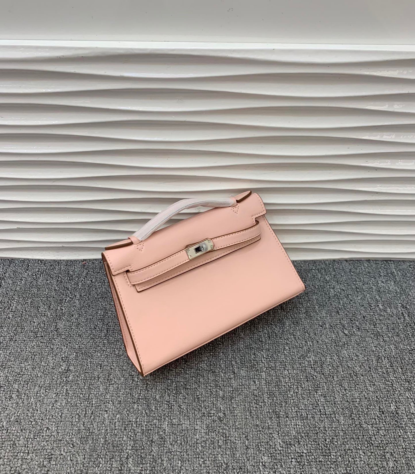 腋下凯莉包手掌纹真皮女包2024新款欧美时尚高级感单肩斜挎法棍包