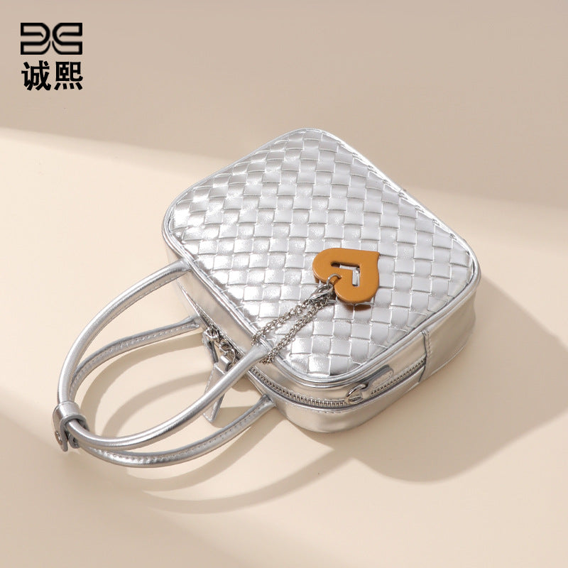 甜妹时尚斜挎女包爱心挂件手拎包化妆包轻便大容量编织单肩枕头包