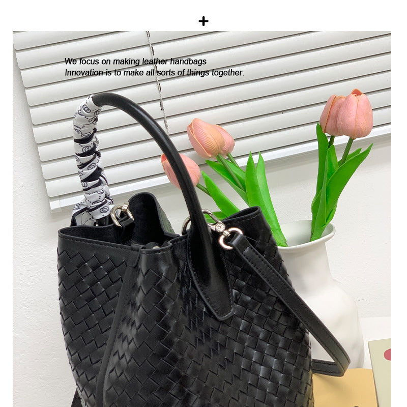 编织牛皮水桶包女斜挎包大容量高级感真皮菜篮子手提包女通勤单肩