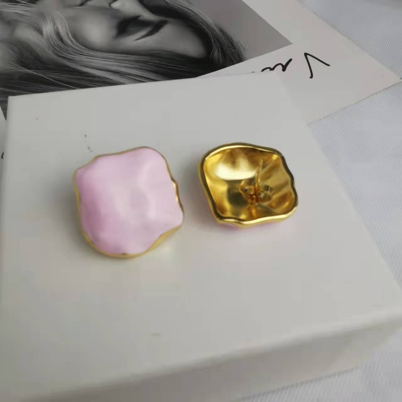 BV家21新款方形几何形珐琅耳钉女高级感气质粉色白色棉花糖耳环