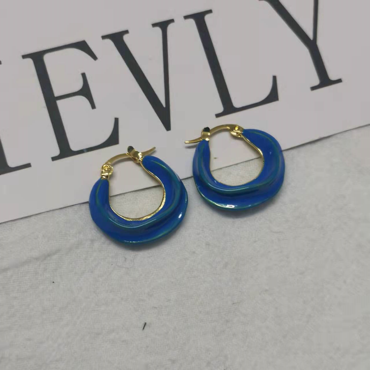 赛家新款celin秀创意彩色珐琅小号金色饰面黄铜圈式扭曲圆圈耳环