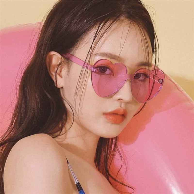 欧美外贸心形墨镜女士潮走秀百搭高级感太阳镜时尚彩色爱心眼镜男