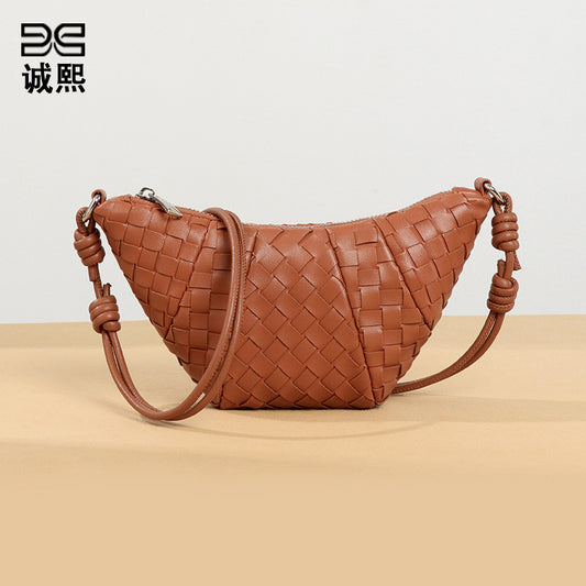 个性潮流新款手工编织牛角包时尚高级感单肩包复古质感软皮斜挎包