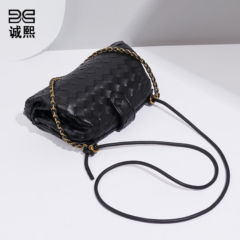 2025新款手工编织手拿包个性云朵包时尚单肩斜挎女链条夹子贝壳包