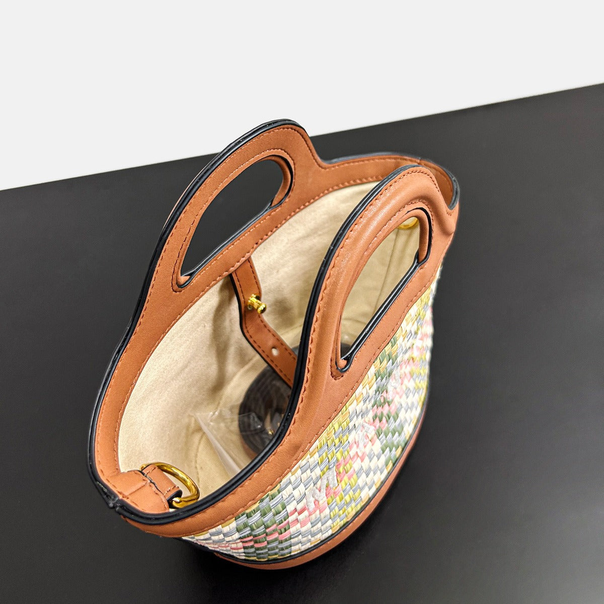 春夏小众沙滩草编拼牛皮波点菜篮子包休闲百搭单肩斜跨手提水桶包