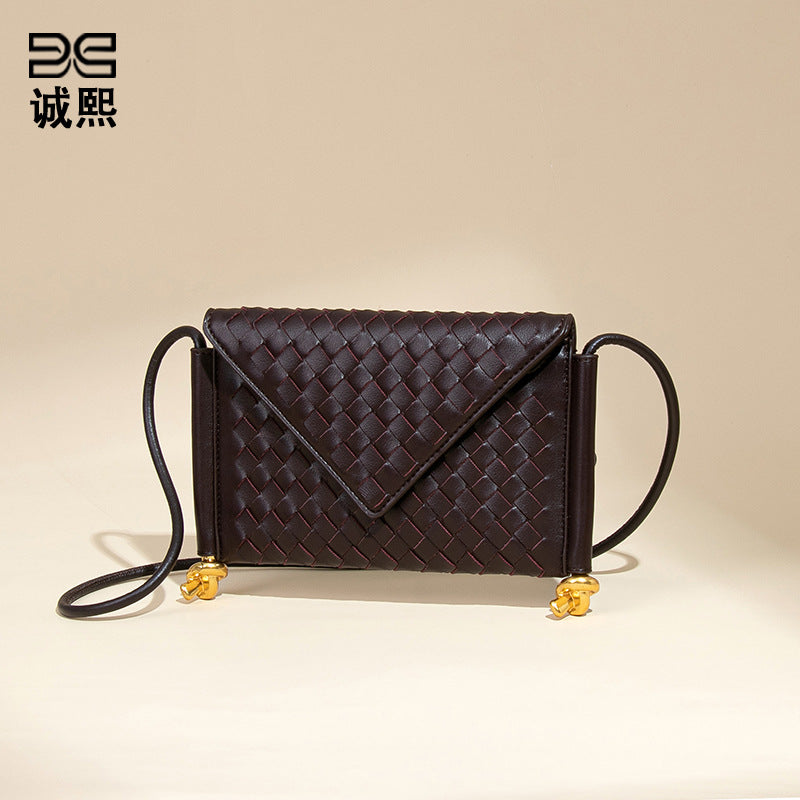 夏季洋气百搭编织女包简约休闲单肩斜跨邮差包新款潮流手拿信封包