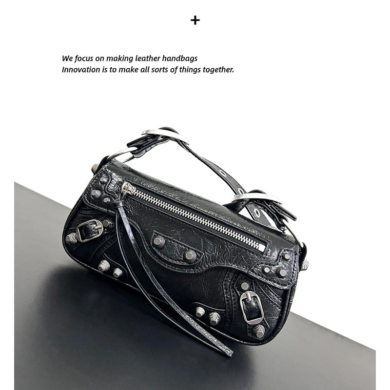 2023新款网红同款时尚暗黑机车铆钉设计方形包单肩斜挎包包中性包