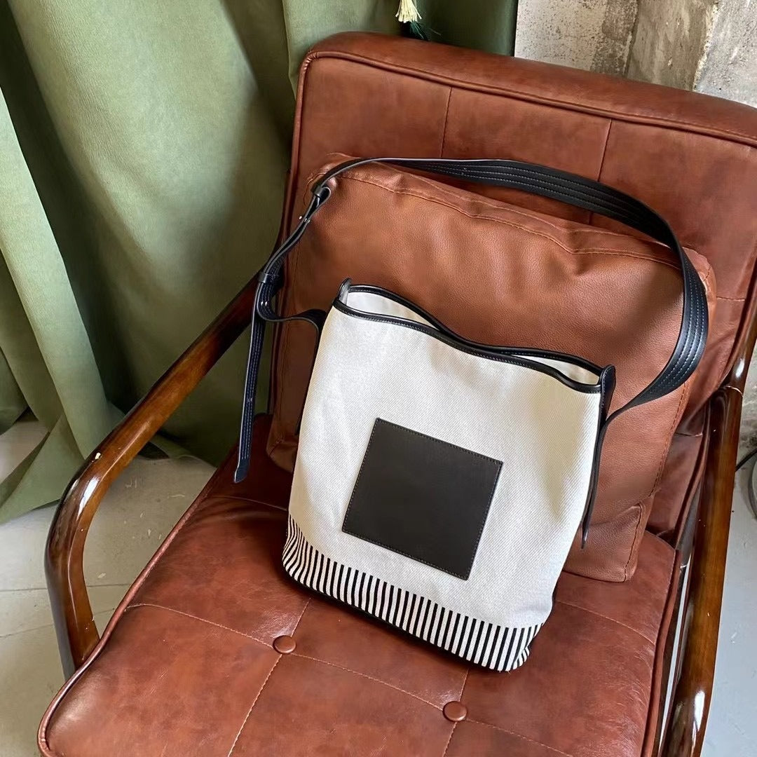 宽肩带水桶包包女士2024新款大容量高级感帆布拼接通勤单肩斜挎包