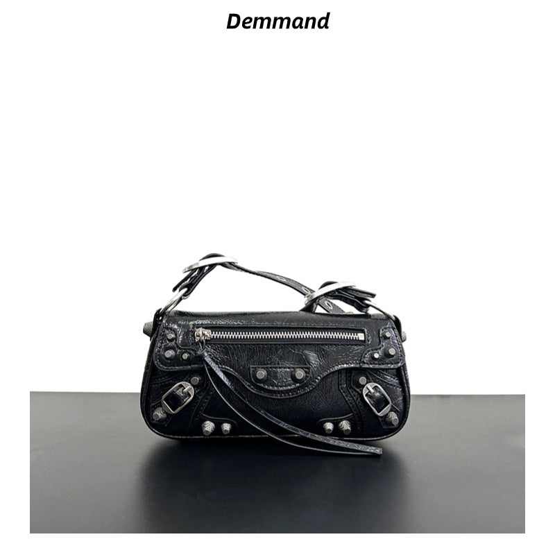 2023新款网红同款时尚暗黑机车铆钉设计方形包单肩斜挎包包中性包