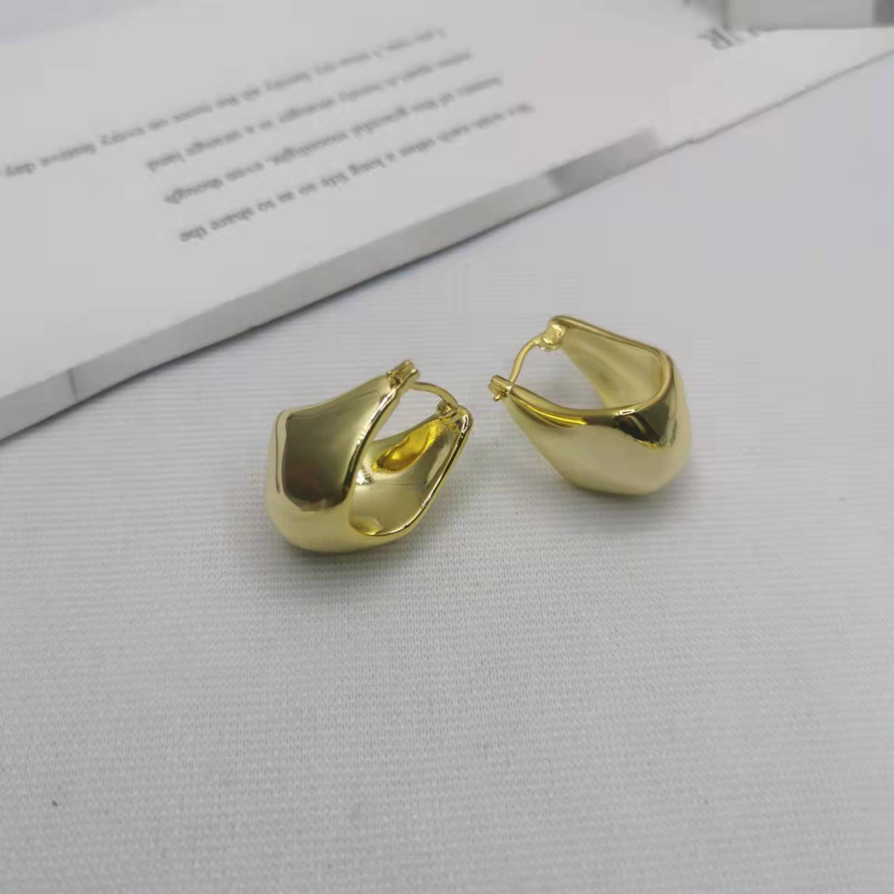 BV家21新款水桶包耳环女高级感气质光面菜篮子包包几何形耳扣