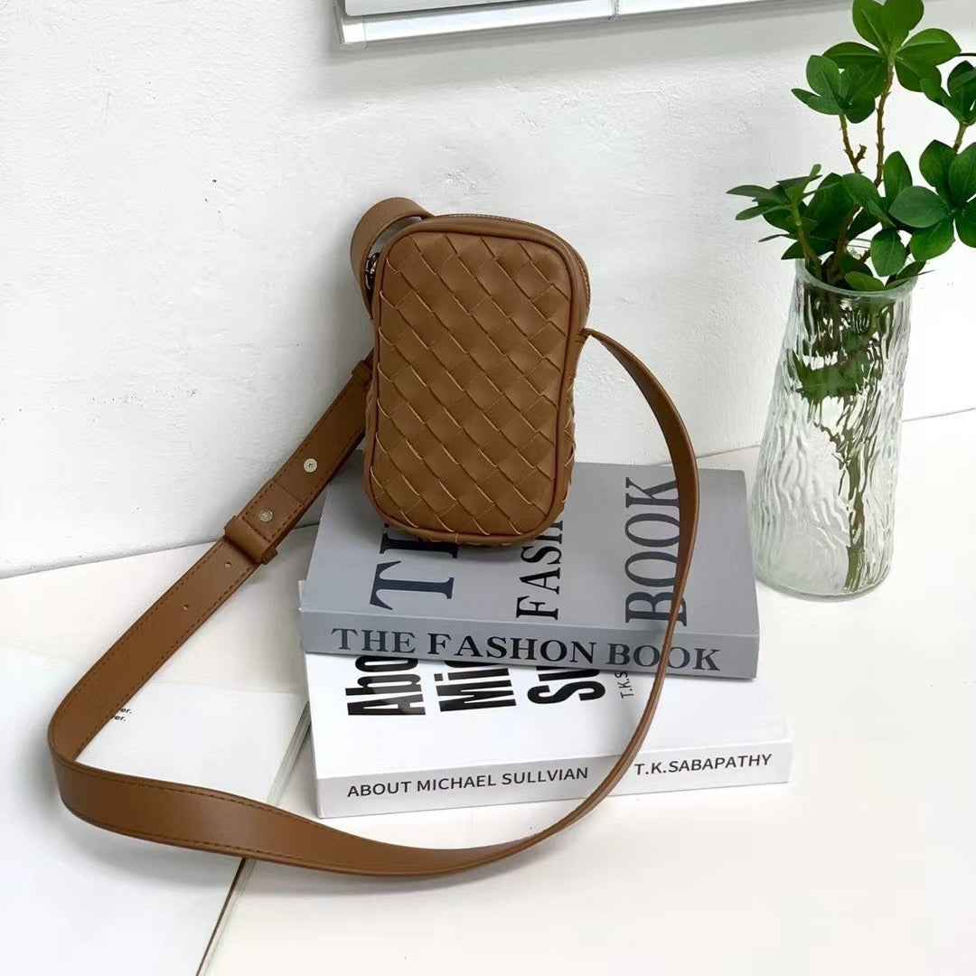 2024早春新款真皮编织包包女时尚高级感竖款手机包休闲迷你小挎包