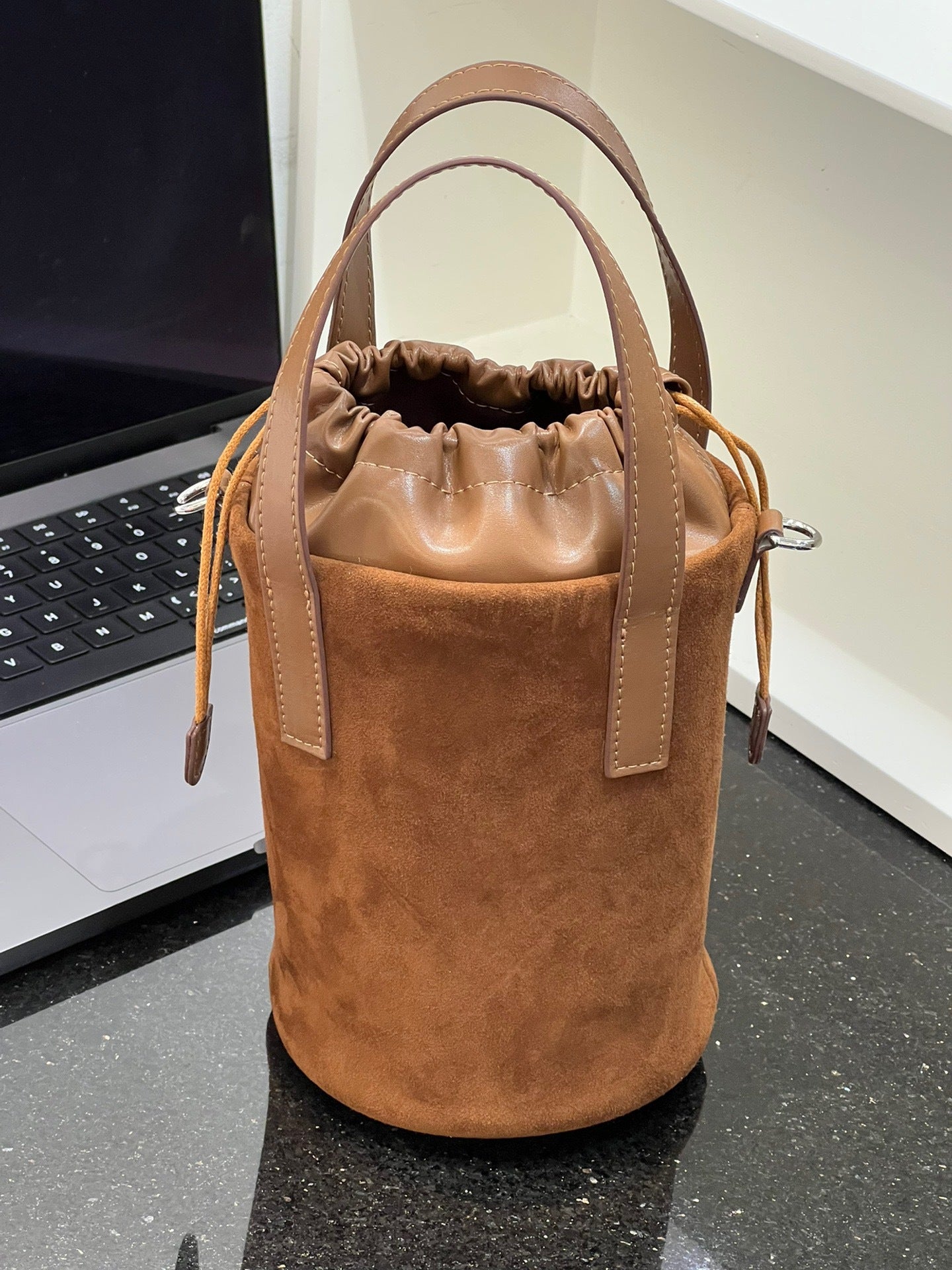 头层磨砂麂皮水桶包女2024秋冬新款高级质感真皮手机包百搭斜挎包