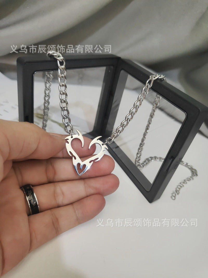 欧美时尚小众设计感通体钛钢图腾爱心吊坠甜酷男女ins嘻哈饰品