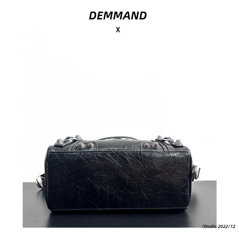 2023新款网红同款时尚百搭暗黑机车铆钉设计小托特手提斜挎包包女