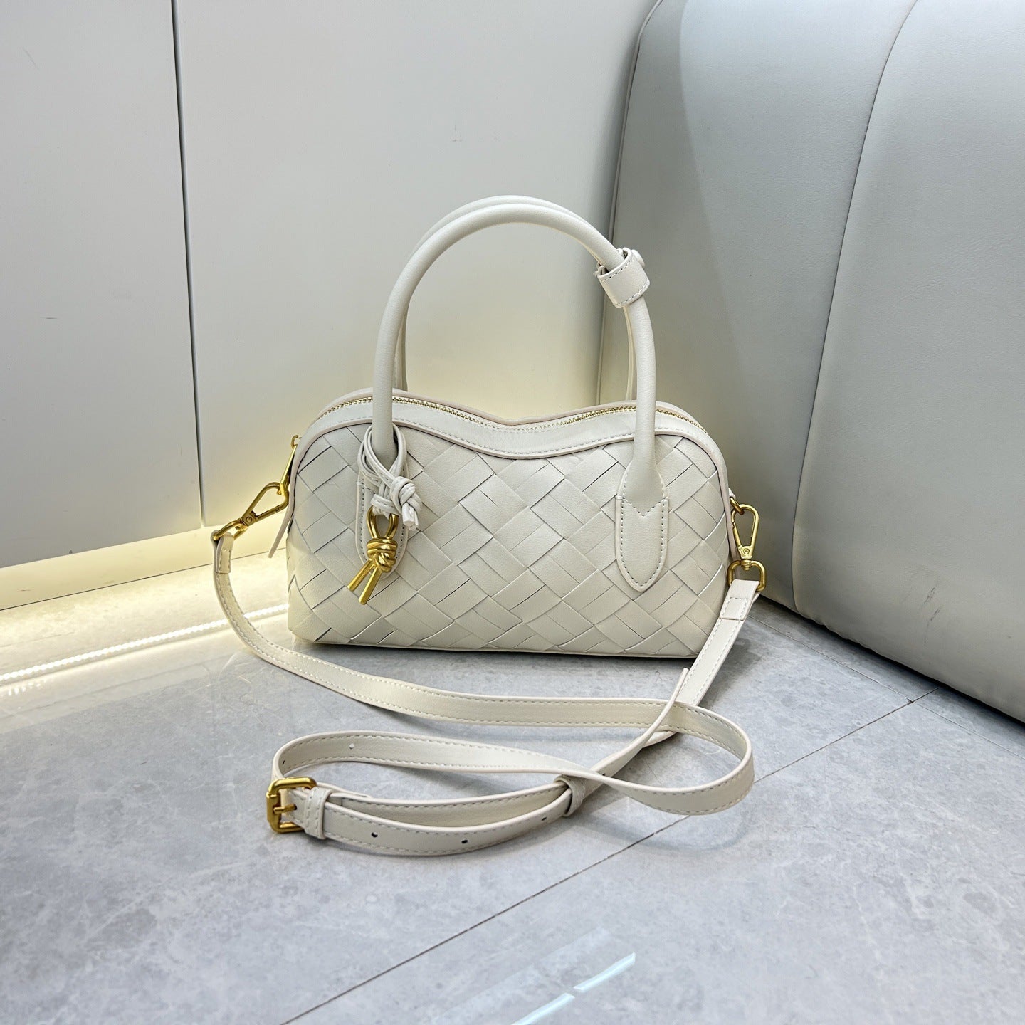 2025单肩保龄球真皮女包新款手工编织腋下包通勤大容量批发斜挎包