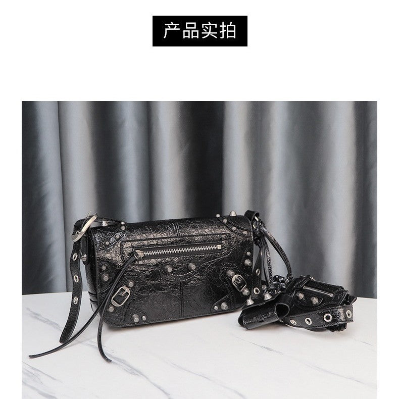 周董同款网红同款时尚暗黑机车铆钉设计方形包单肩斜挎包包中性包
