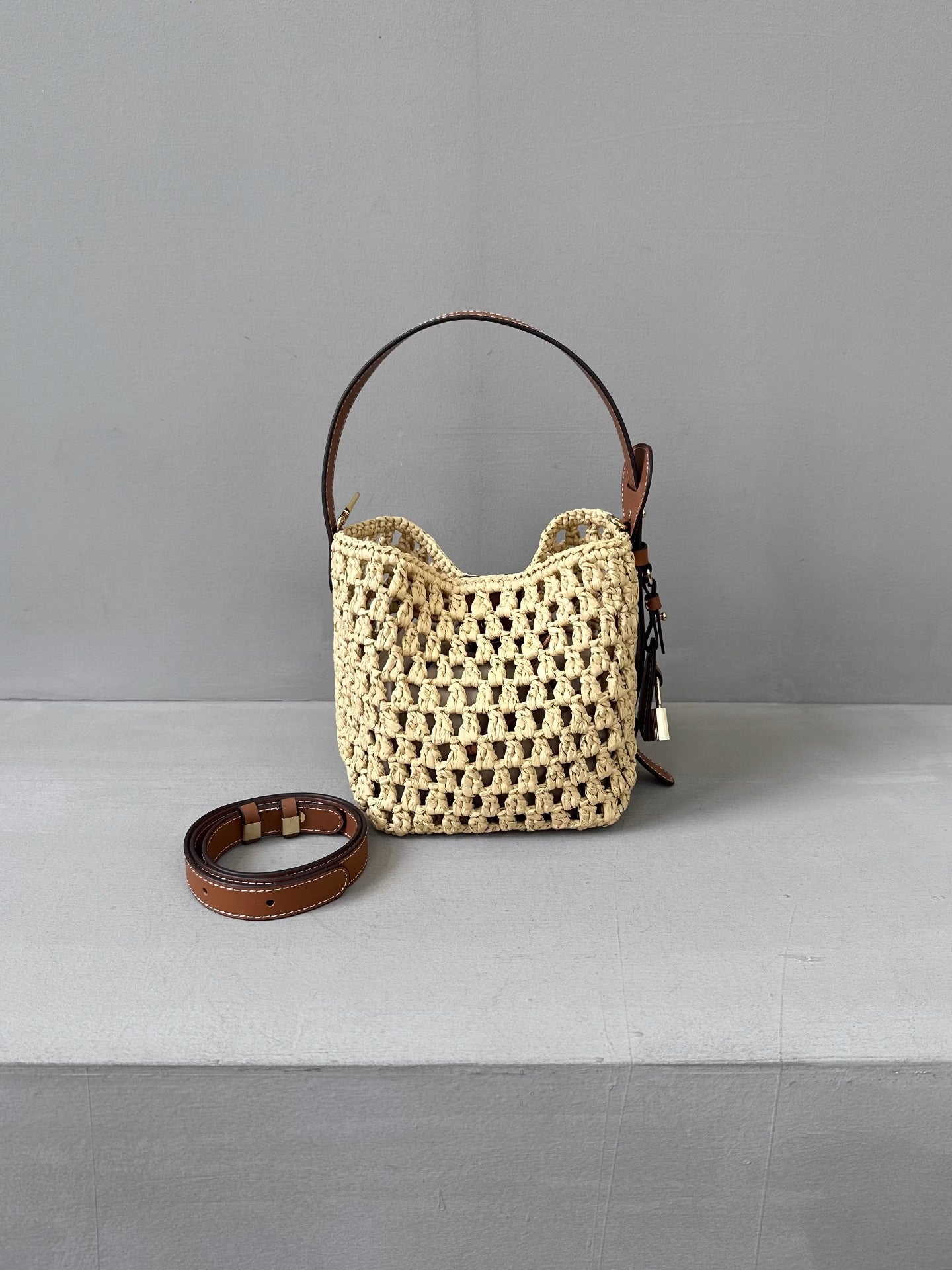 好品质~牛皮配拉菲草编织水桶包时尚百搭彩虹单肩包轻便斜跨女包