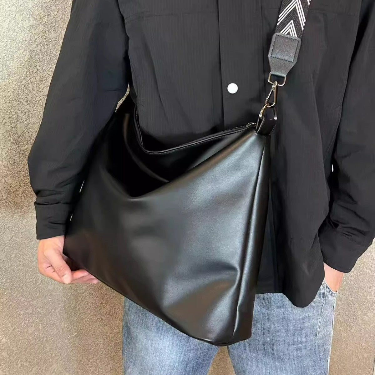 大容量托特包百搭黑色单肩斜挎包健身ins小众轻奢街头通勤电脑包