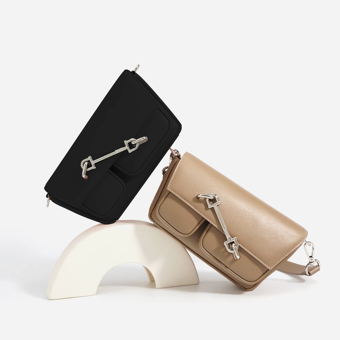 锁扣小众斜挎包 百搭头层牛皮宽肩带潮炸斜挎锁盒mini相机包 批发