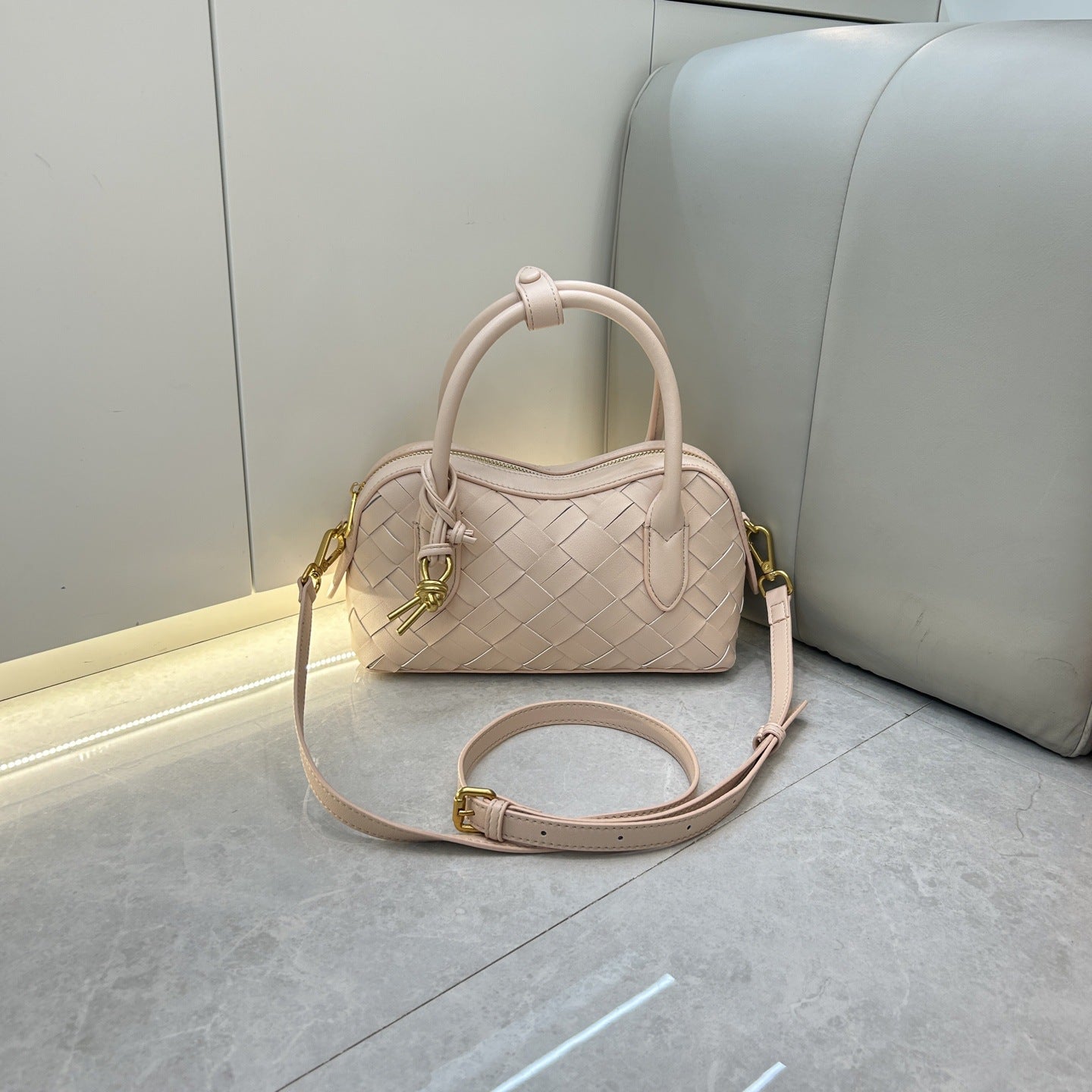 2025单肩保龄球真皮女包新款手工编织腋下包通勤大容量批发斜挎包